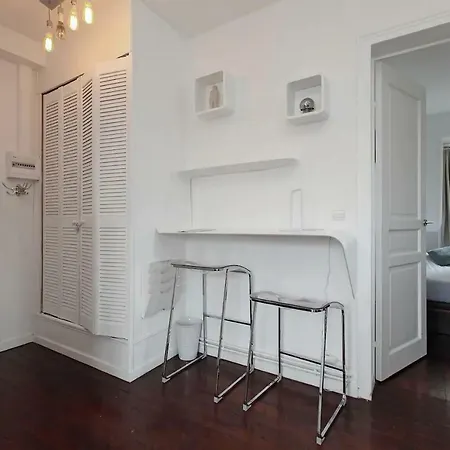 Artistic & Authentic Parisian Flat Appartamento Parigi